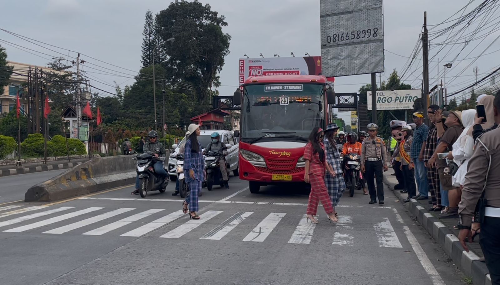 Bagi takjil sambil fashion show di lampu merah Jalan Diponegoro Ungaran Barat. Maria Novena/Jawa Pos Radar Semarang