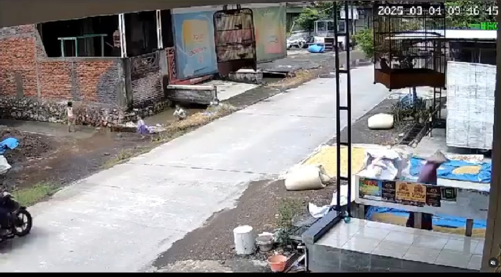 Detik-detik rekaman CCTV yang memperlihatkan balita terpeleset di selokan, Selasa (4/3/2025)