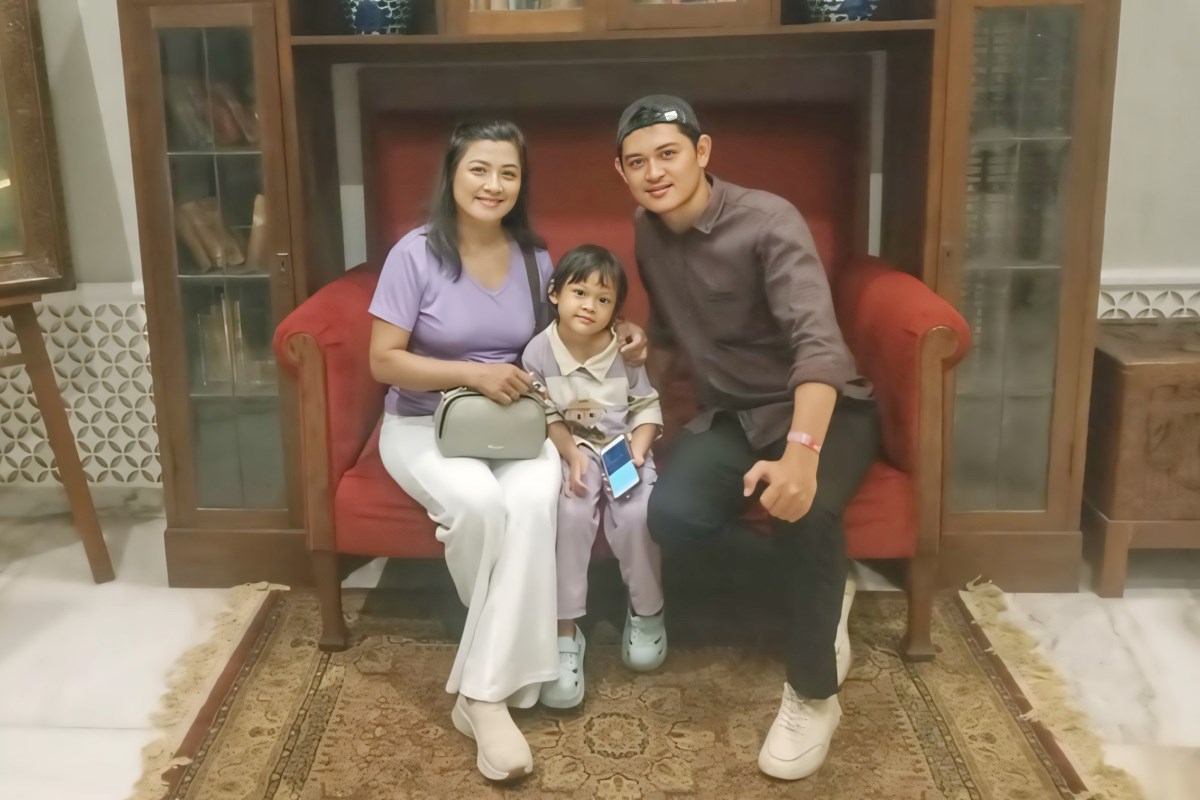 Sri Wulan Madyowati berfoto dengan suaminya Ferry Anggara dan anak perempuannya.