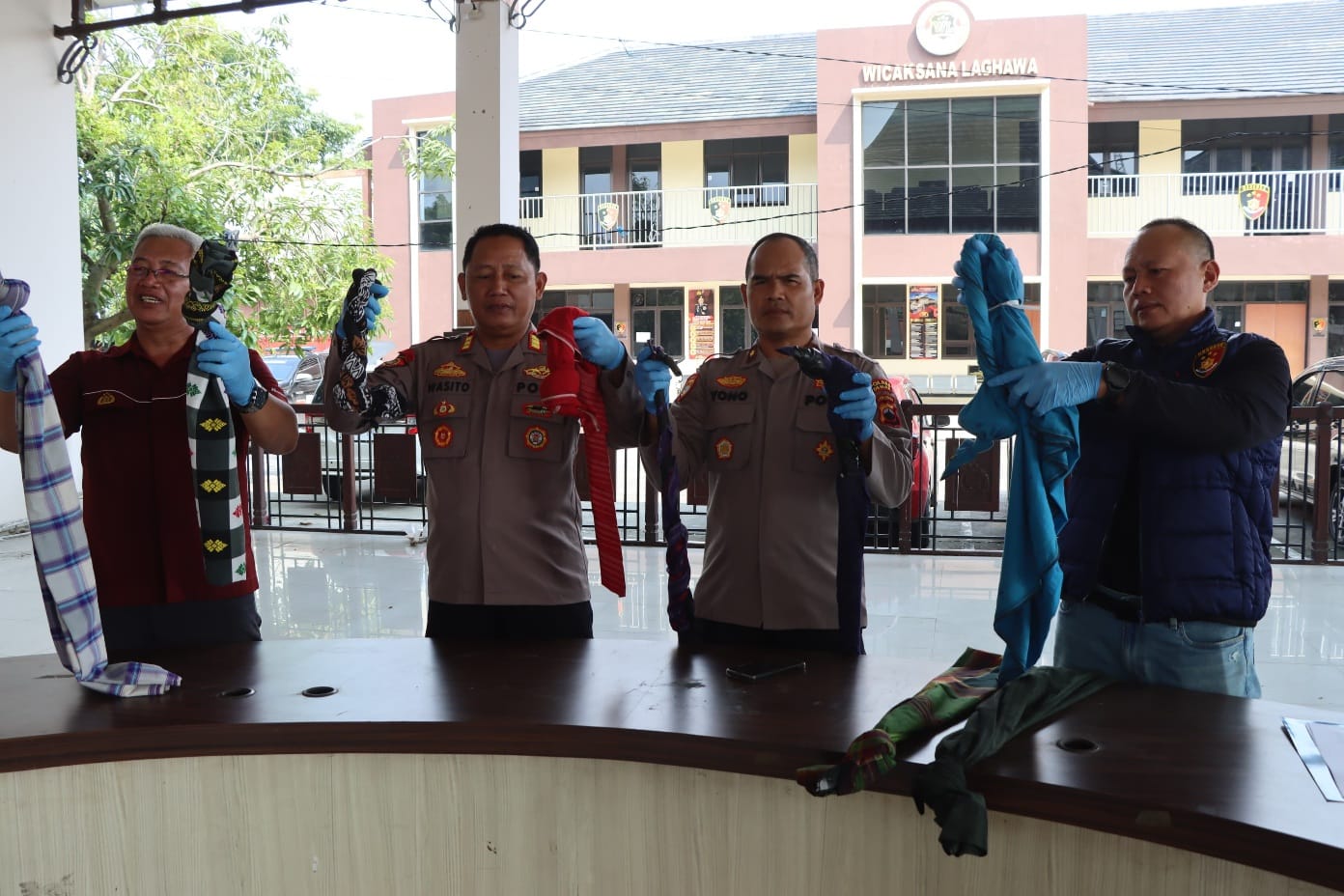 Sejumlah barang bukti tawuran diamankan polisi.(Wahibpribadi)