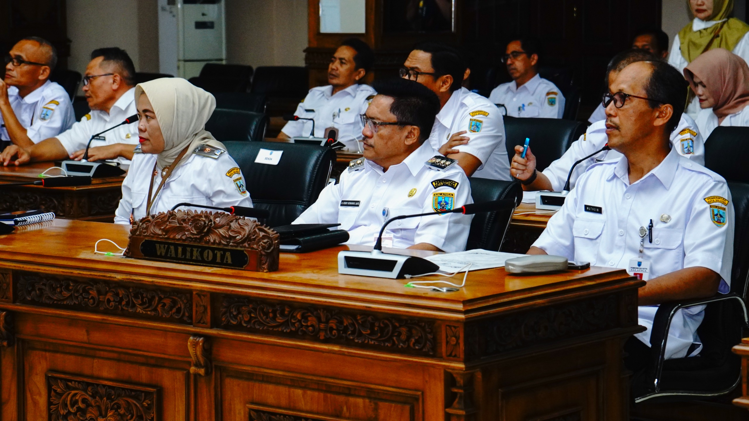 Wakil Wali Kota Nina Agustin, jajaran Forkopimda, Sekda Kota Salatiga, Asisten Perekonomian dan Pembangunan Sekda, dan anggota Tim Pengendalian Inflasi Daerah Kota Salatiga hadir dalam rapat.