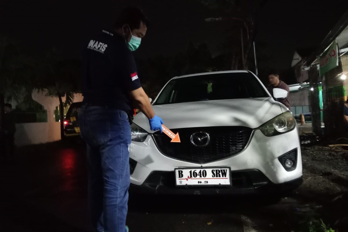 Polisi melakukan olah TKP di mobil yang digunakan untuk membawa korban dan diduga salah satu lokasi penganiayaan.