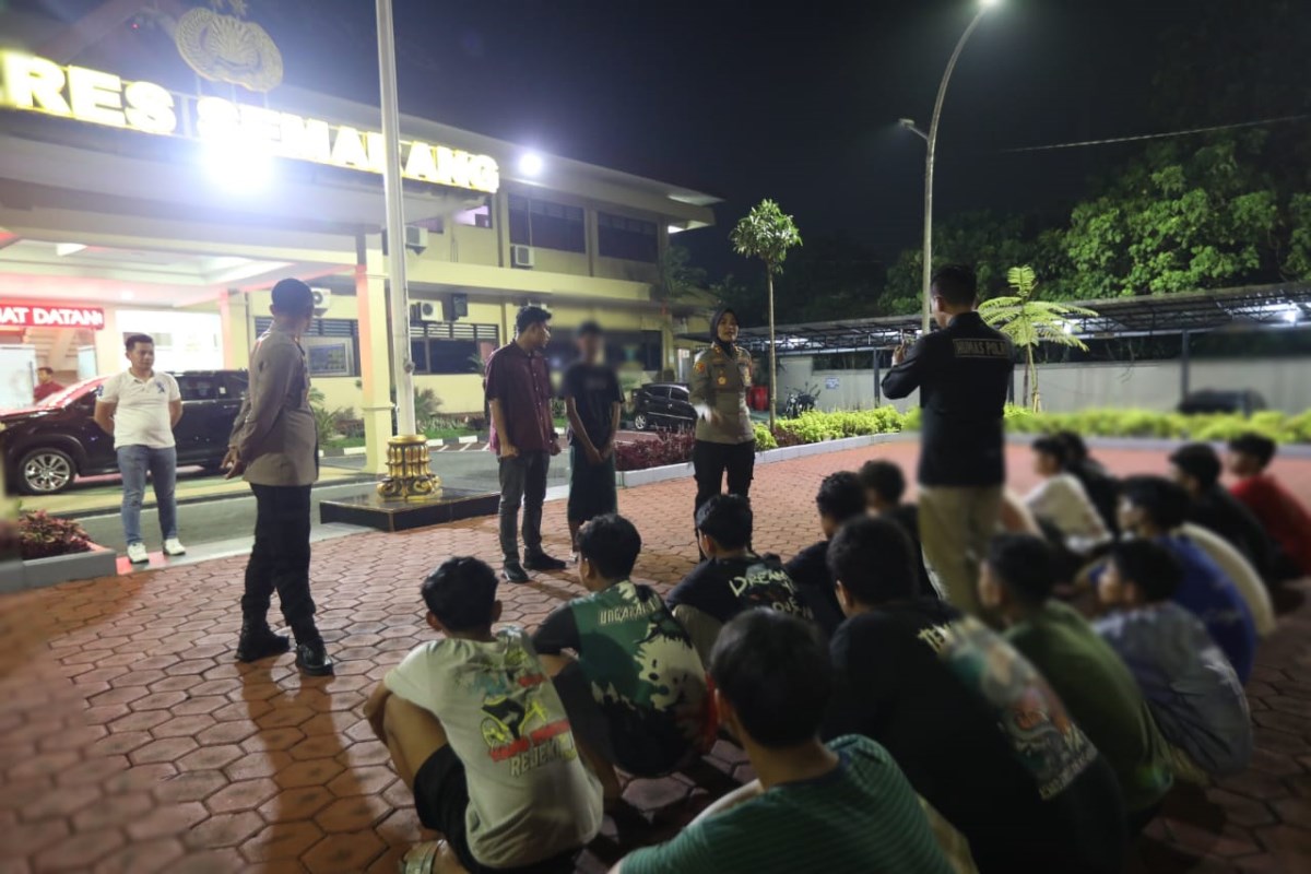 Kapolres Semarang AKBP Ratna Quratul Ainy saat amankan 15 remaja yang terlibat perang sarung di Mapolres Semarang. Maria Novena/Jawa Pos Radar Semarang
