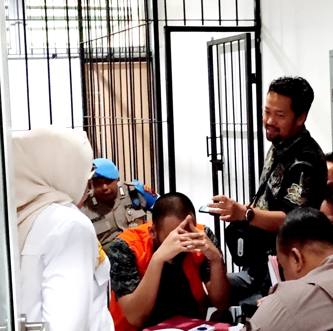 Tersangka Aipda Robig Zaenudin menunduk saat diperiksa jaksa di Ruang Tahanan Kejari Kota Semarang, Kamis (6/3/2025).