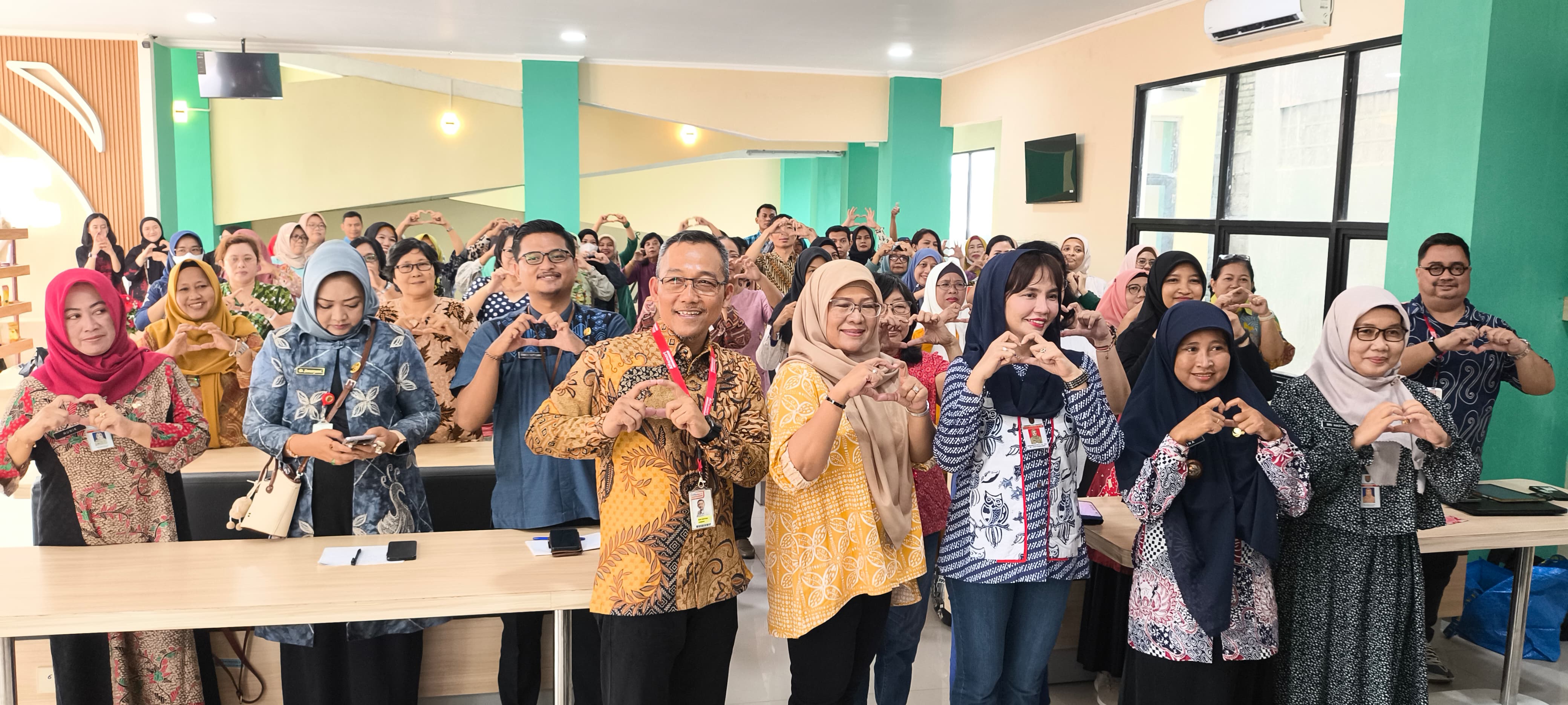 Pengusaha UMKM mengikuti pelatihan manajemen retail dan kurasi produk UMKM agar bisa dipasang di gerai Alfamart. Kegiatan ini berlangsung di PLUT KUMKM Kota Semarang Jumat (7/3/2025).