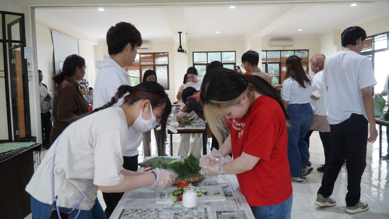 Menyelami Kekayaan Budaya Indonesia: 13 Mahasiswa KEIO University Membuat Tumpeng. Universitas Kristen Satya Wacana (UKSW) melalui&nbsp;Language Training Center&nbsp;(LTC).