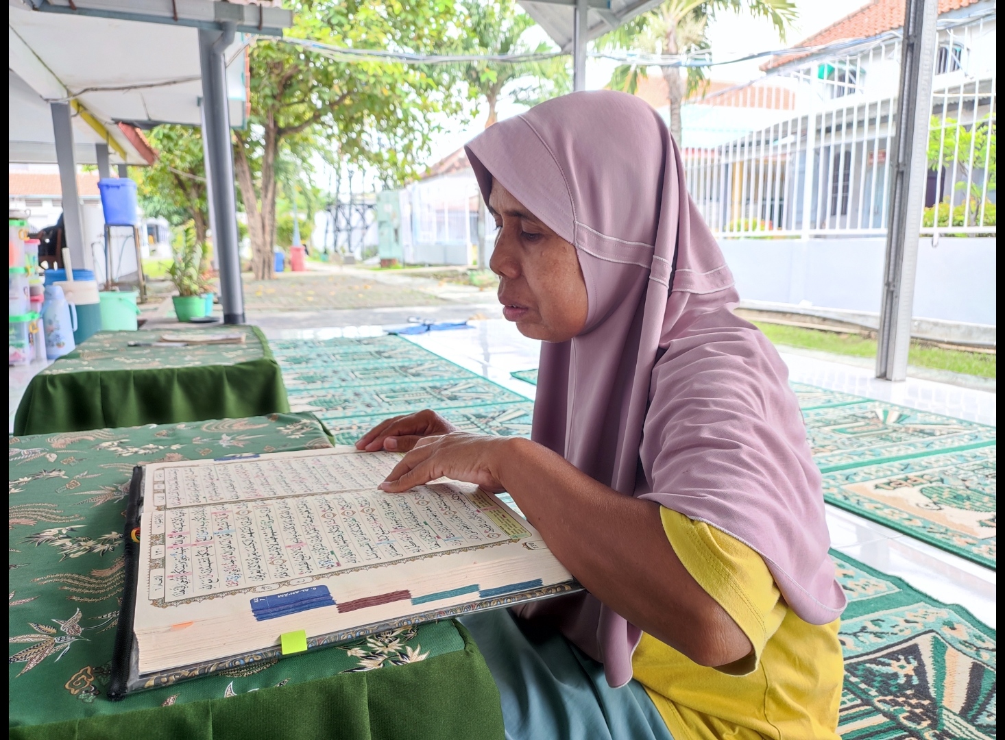 Narapidana kasus pembunuhan Lapas Perempuan Semarang, Mimin Saminah saat tadarus ramadan.