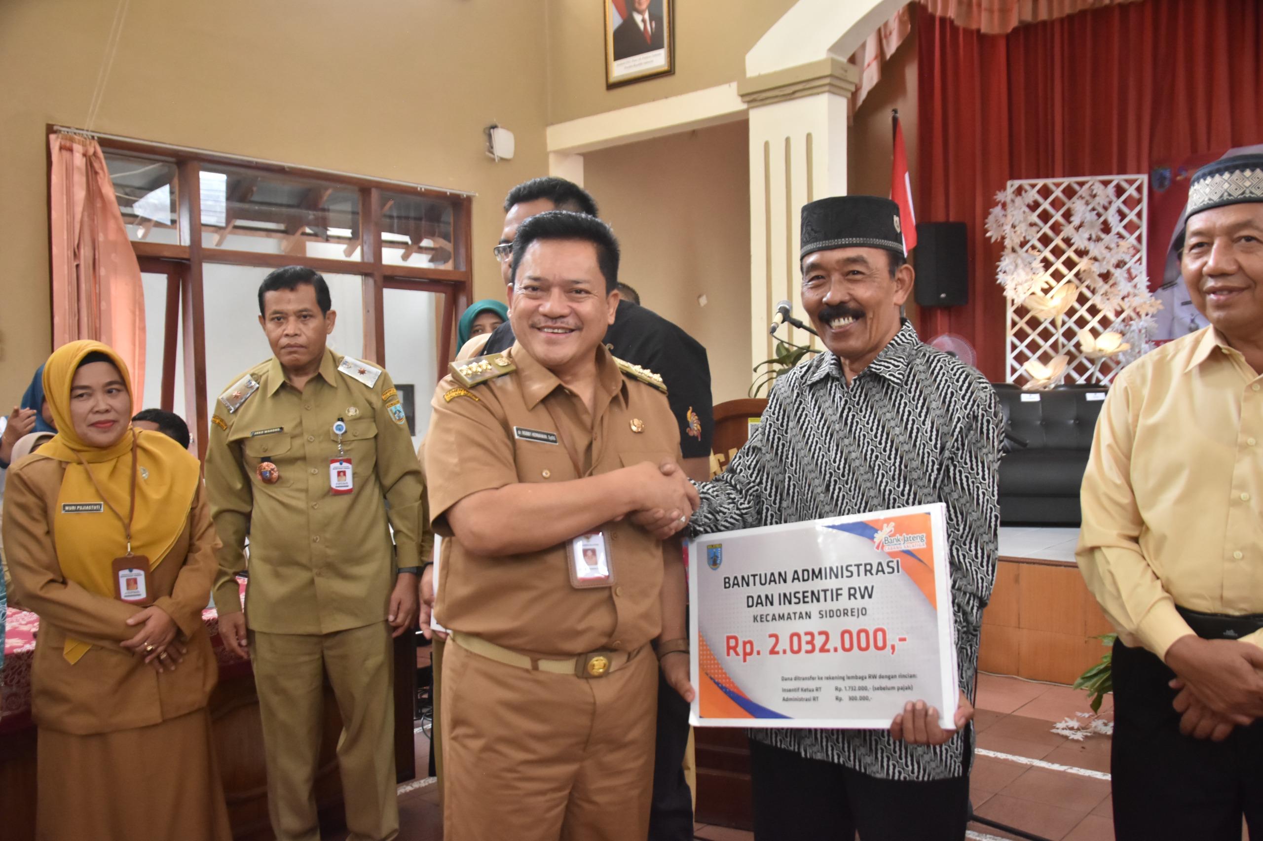 Wali Kota Salatiga Robby Hernawan menyerahkan insentif dan bantuan administrasi kepada LPMK (Lembaga Pemberdayaan Masyarakat Kelurahan), RW, RT, dan Kelompok TP PKK di Kota Salatiga.