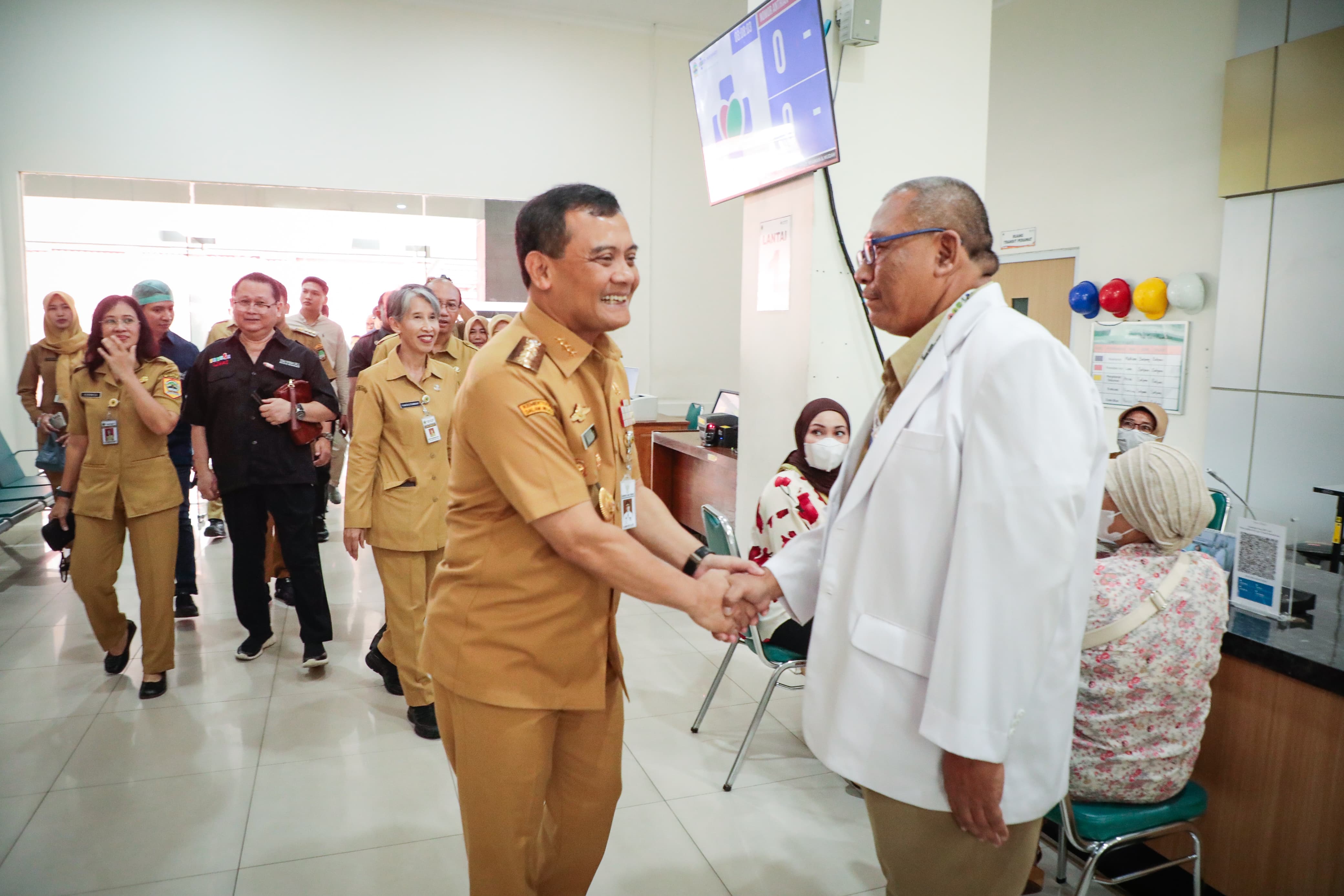 Gubernur Jawa Tengah, Ahmad Luthfi mendorong agar dilakukan peningkatan Rumah Sakit Umum Daerah (RSUD) Dr. Moewardi, Surakarta.