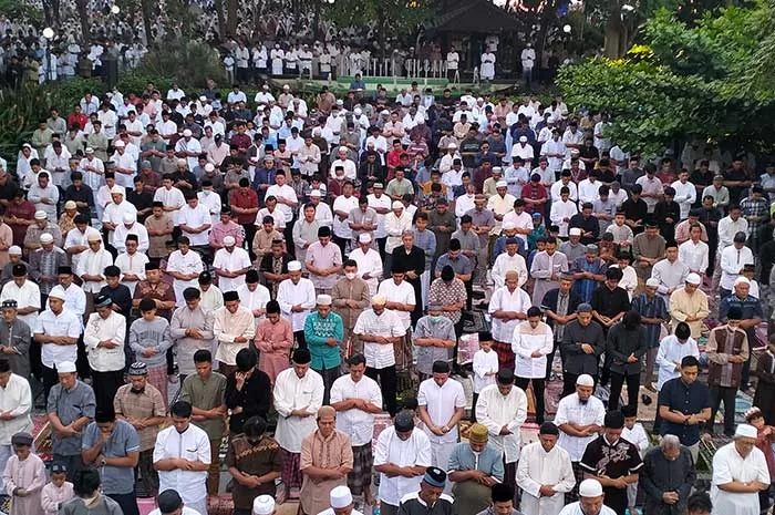 Dokumentasi suasana Salat Id di Halaman Masjid At-Taqwa Universitas Muhammadiyah Semarang.