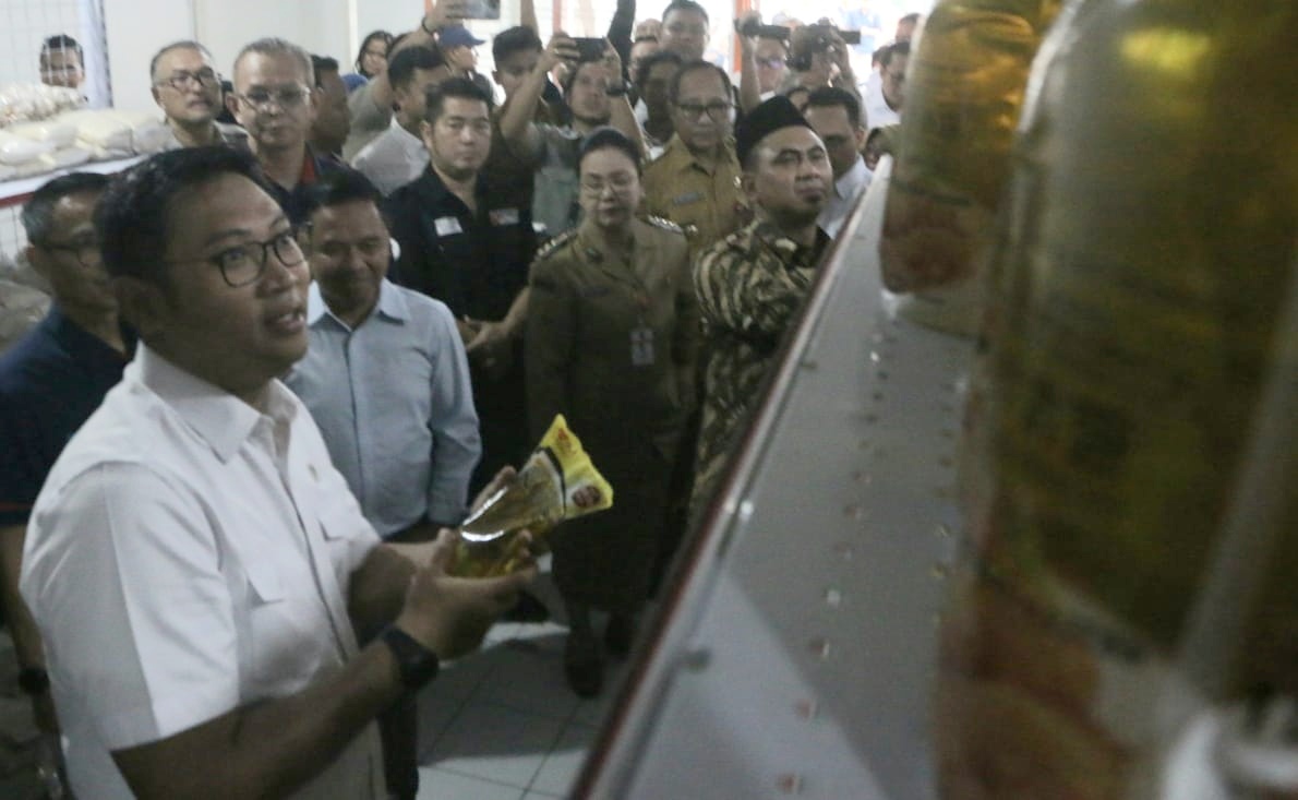 Wamentan RI Sudaryono meninjau Operasi Pangan Murah di gerai Agri Pos milik Kantor Pos Semarang di Jalan Pemuda, Senin (10/3).