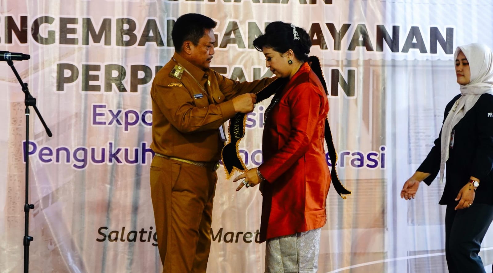 Retno Margiastuti Dikukuhkan Jadi BUNDA LITERASI KOTA SALATIGA MASA BAKTI 2025-2030 oleh  Wali Kota Salatiga Robby Hernawan.