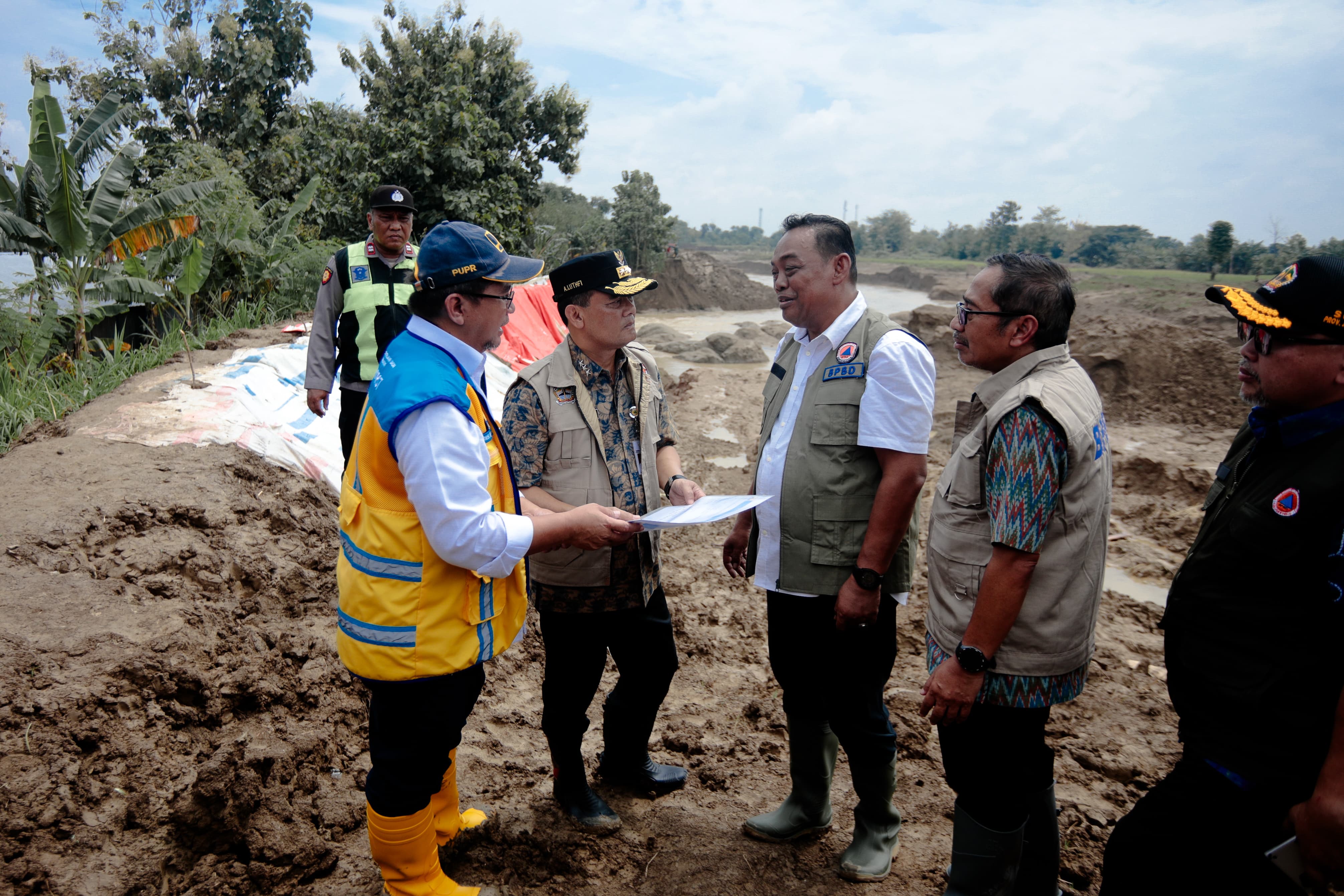 Gubernur Jateng, Ahmad Luthfi menginstruksikan penutupan tiga tanggul jebol di Sungai Tuntang Kabupaten Grobogan maksimal dua hari.