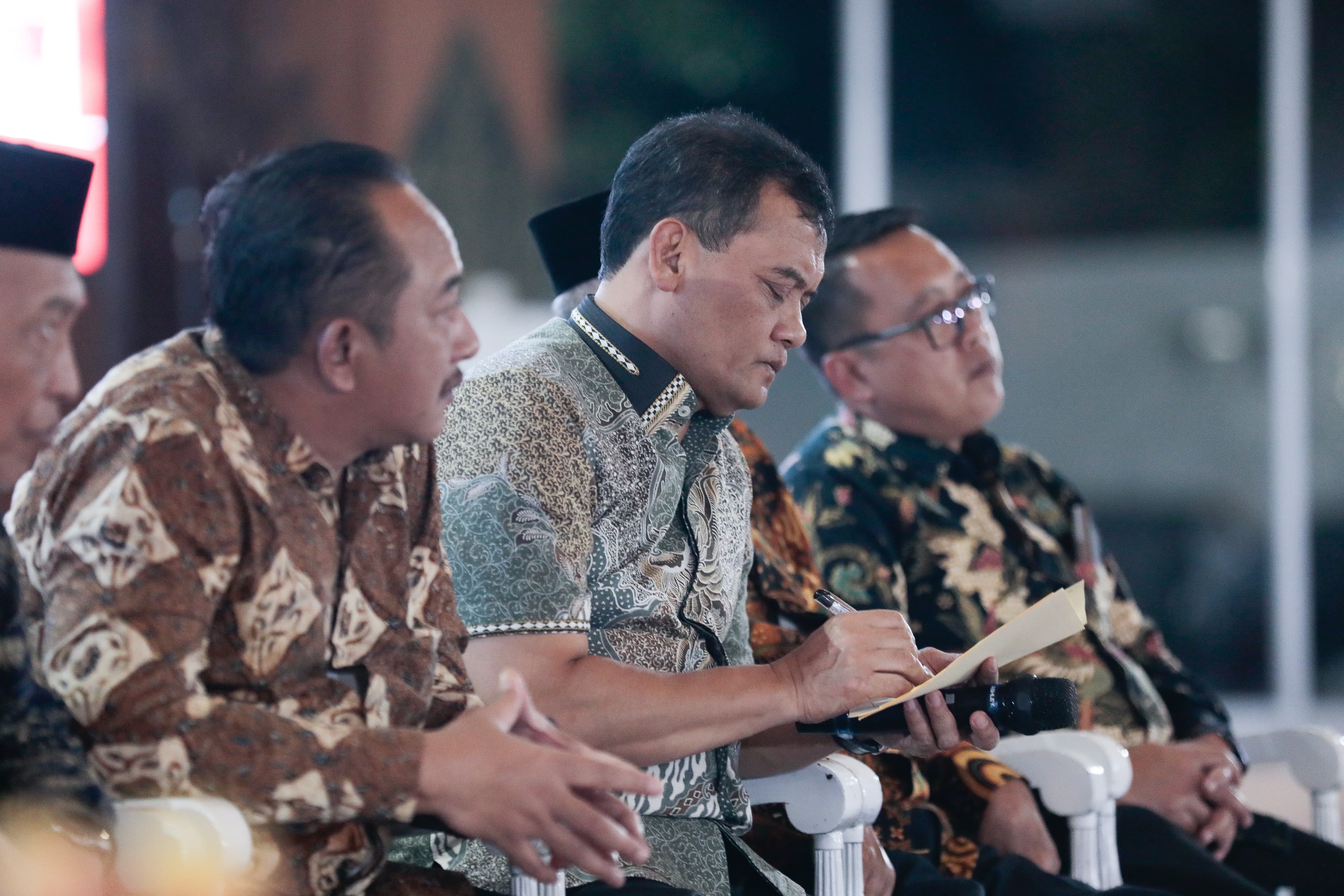 Gubernur Jawa Tengah, Ahmad Luthfi menggelar silaturahmi dengan puluhan warga bertajuk Ngobrol Bareng Pak Luthfi (Ngopfi), di Pendopo RM Said, Kabupaten Karanganyar, Senin, 10 Maret 2025.