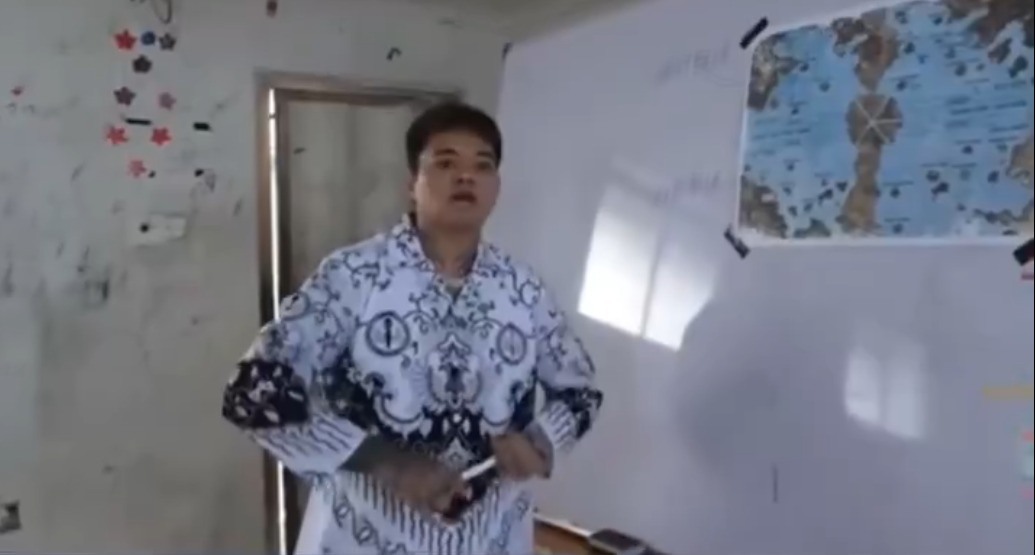 Reza Arap sedang melakukan simulasi mengajar di suatu sekolah.