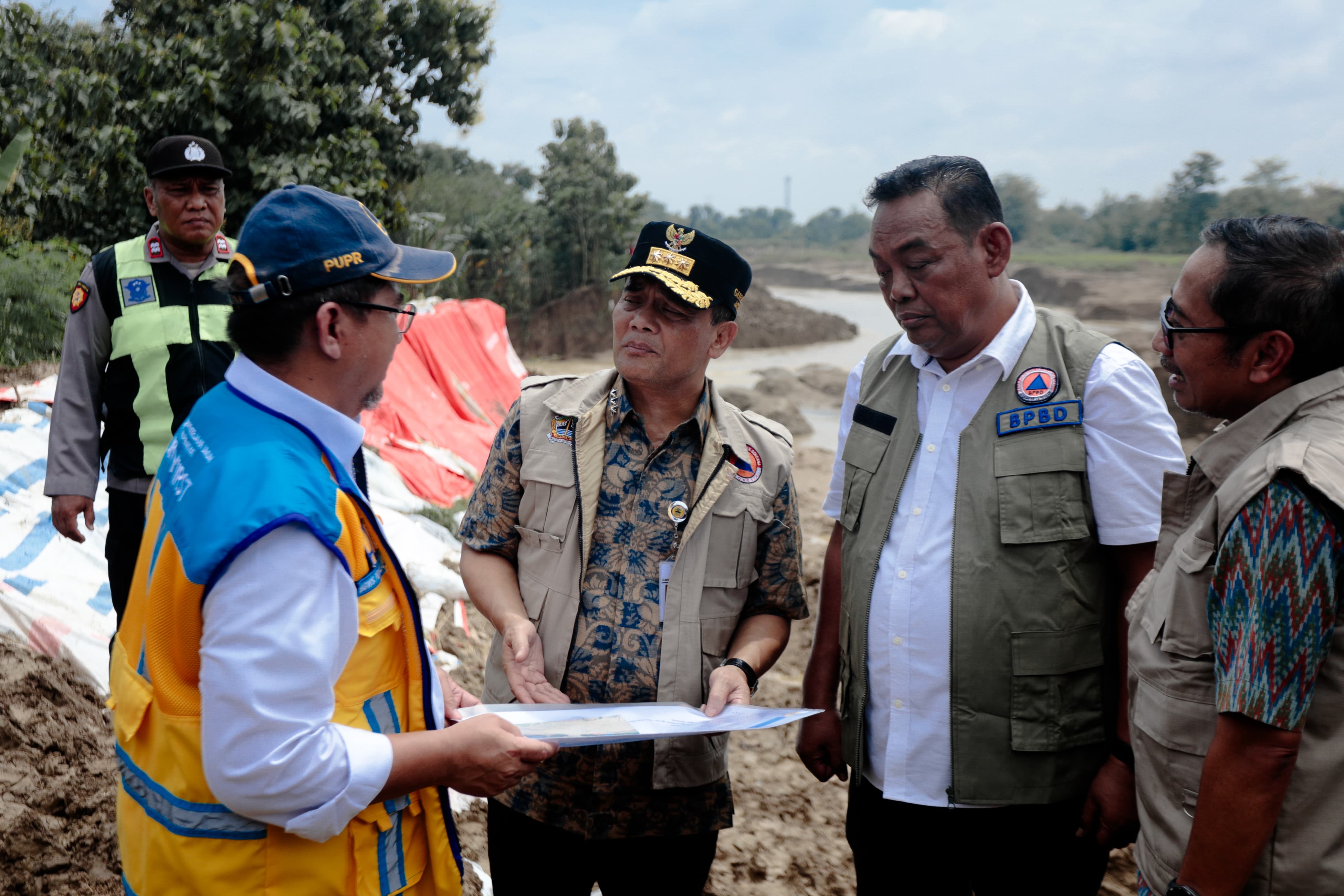 Gubernur Jateng, Ahmad Luthfi mengecek proses penutupan tanggul jebol di Desa Baturagung, Kecamatan Gubug pada Selasa, 11 Maret 2025.