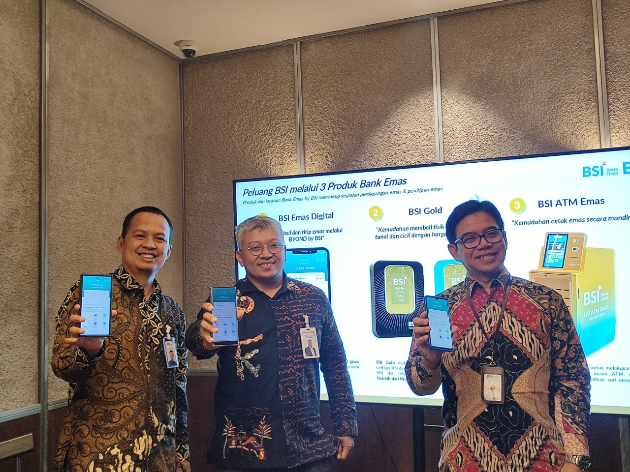 (kiri-kanan) Retail Financing Business Deputy, Latif Komarudin, Regional CEO BSI Semarang Ficko Hardowiseto, Funding & Transaction Business Deputy, Toni Budi Kartono menunjukkan aplikasi Byon by BSI.