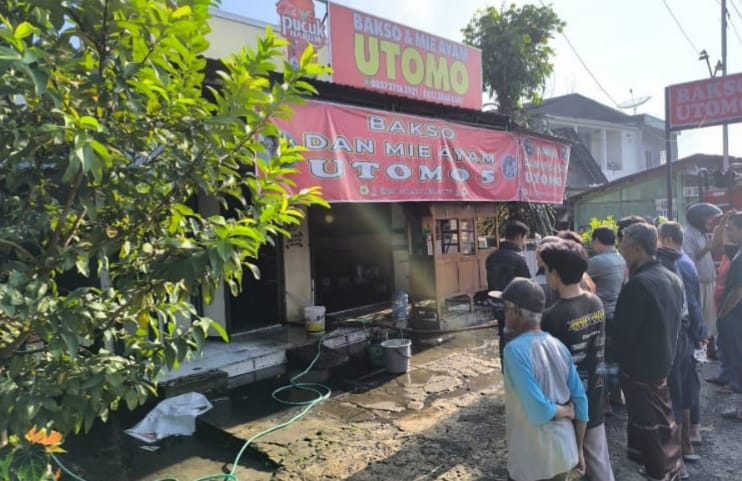 Dua orang karyawan bakso menjadi korban ledakan gas akibat tabung bocor pada Jumat (14/3/2025) pagi. (Dhinar Sasongko/Jawa Pos Radar Semarang)