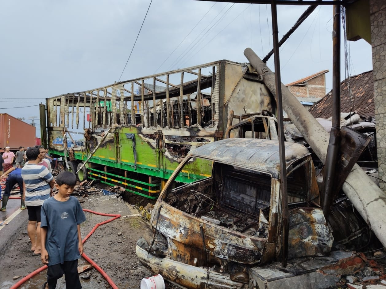 Kondisi truk tronton boks yang terbakar usai menabrak tiang listrik. RIYAN FADLI JAWA POS RADAR SEMARANG