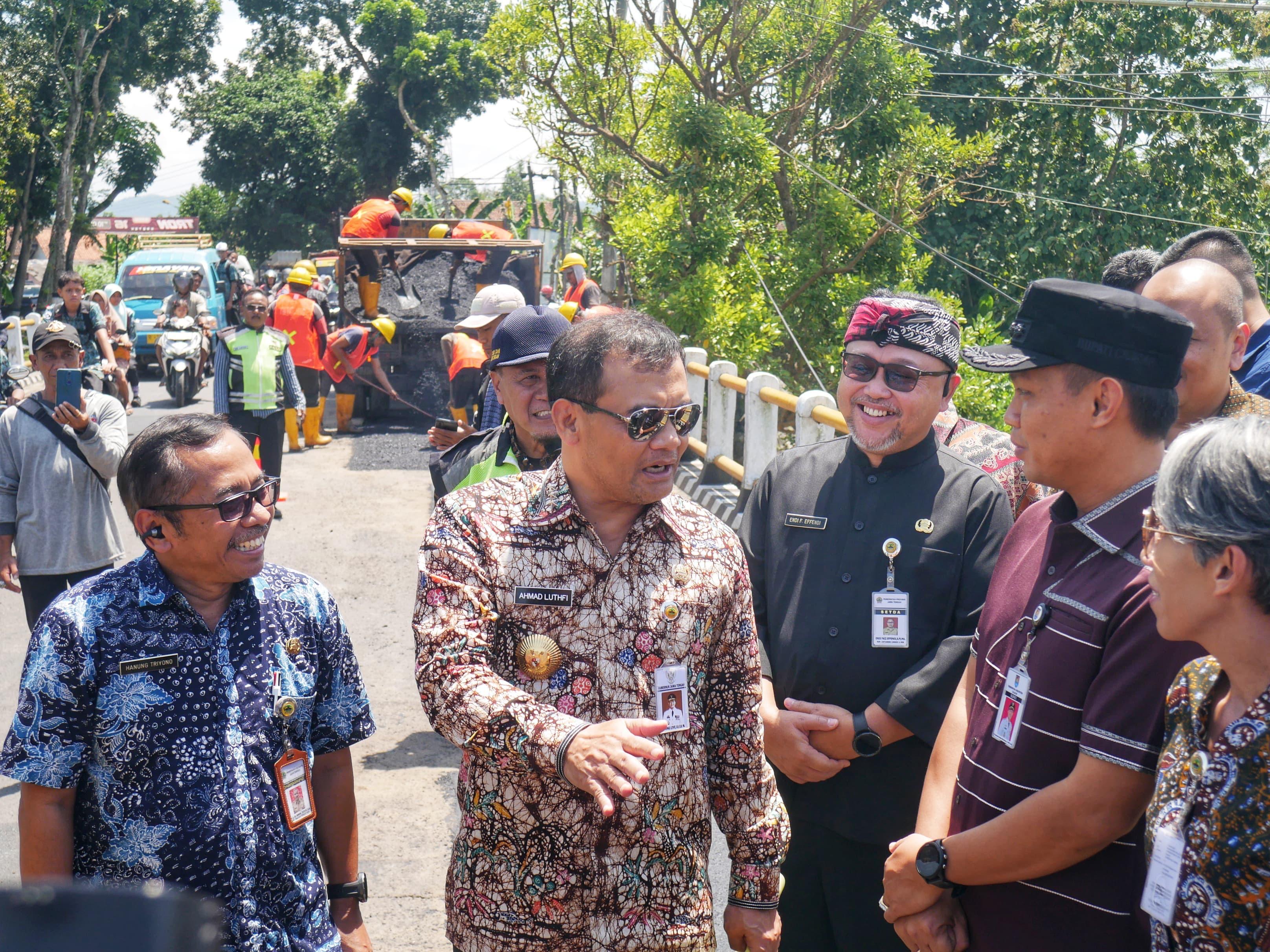 Gubernur Jawa Tengah, Ahmad Luthfi meninjau langsung perbaikan ruas Jalan Kesugihan-Menganti (Jalan Rawalo-Cilacap), tepatnya di Jembatan Losari, perbatasan Kabupaten Cilacap dan Banyumas,  Kamis(13/3