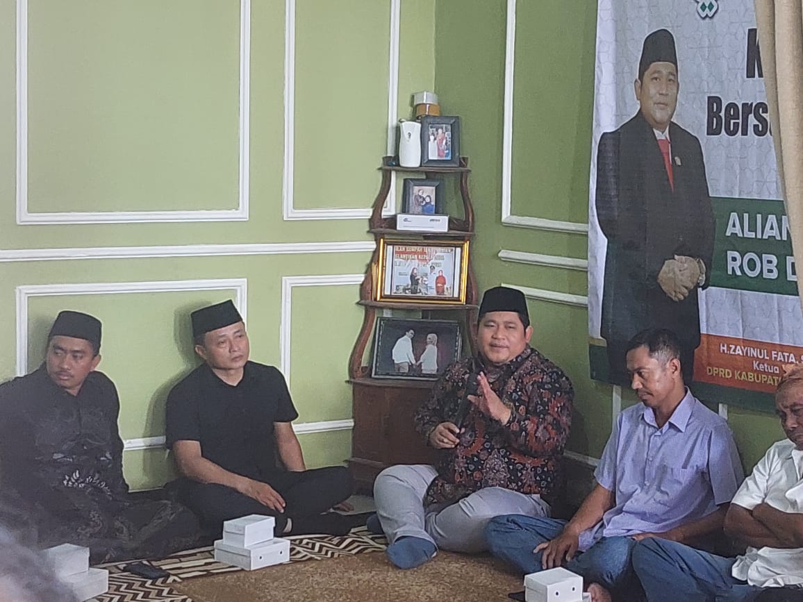 Ketua DPRD Demak H Zayinul Fata saat berdialog dengan tokoh masyarakat di rumah Kades Purworejo Bonang, Rifki.(Wahibpribadi)