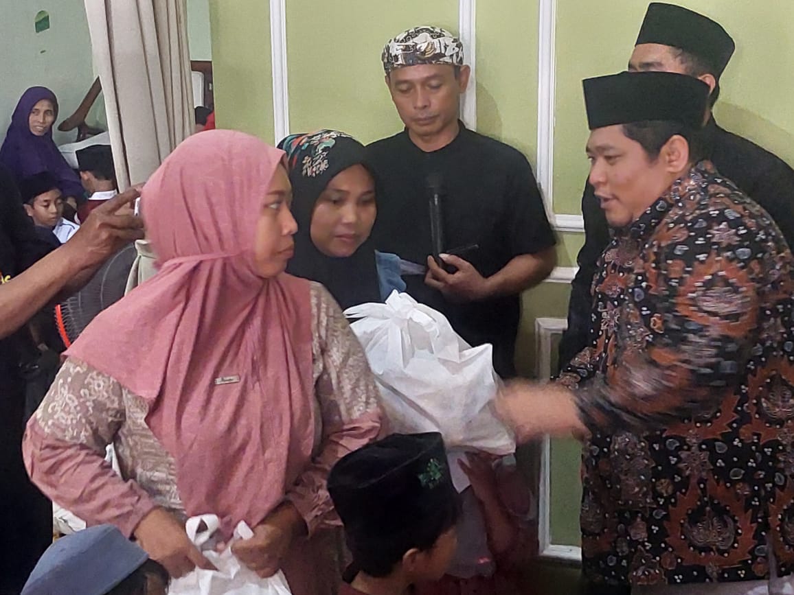 Ketua DPRD Demak H Zayinul Fata memberi bantuan untuk anak yatim di Desa Purworejo Bonang