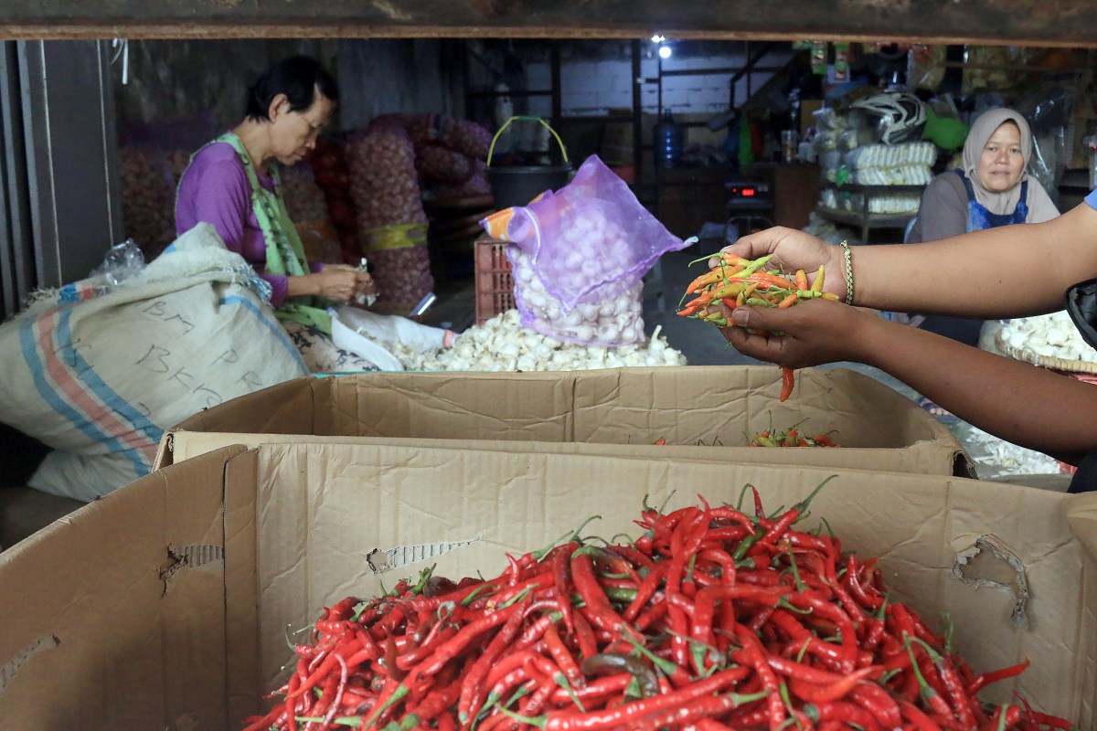 Harga cabai rawit merah melambung menjadi Rp 95 ribu per kilogram di Pasar Johar Jumat (14/3). NUR CHAMIM/JAWA POS RADAR SEMARANG