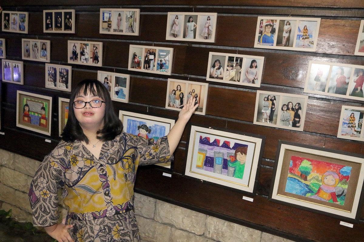 Keyza Atmaja saat bercengkrama dengan sejumlah pengunjung pameran foto dan karya bertajuk My World Rainbow After Rain di Gedung Merby Center Semarang. NURCHAMIM/JAWA POS RADAR SEMARANG