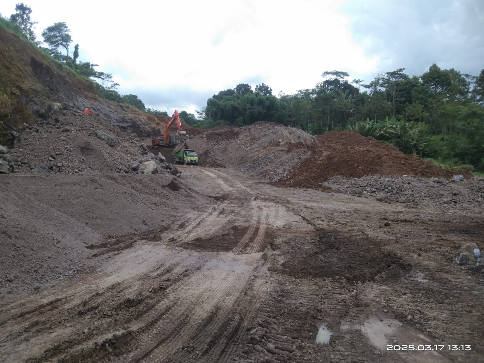 Komisi C DPRD Kota Salatiga melakukan peninjauan aktifitas penambangan di Warak, Senin (17/3/2025).
