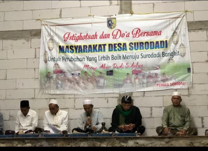 Supriyanto saat bersama warga mengikuti kegiatan pengajian.