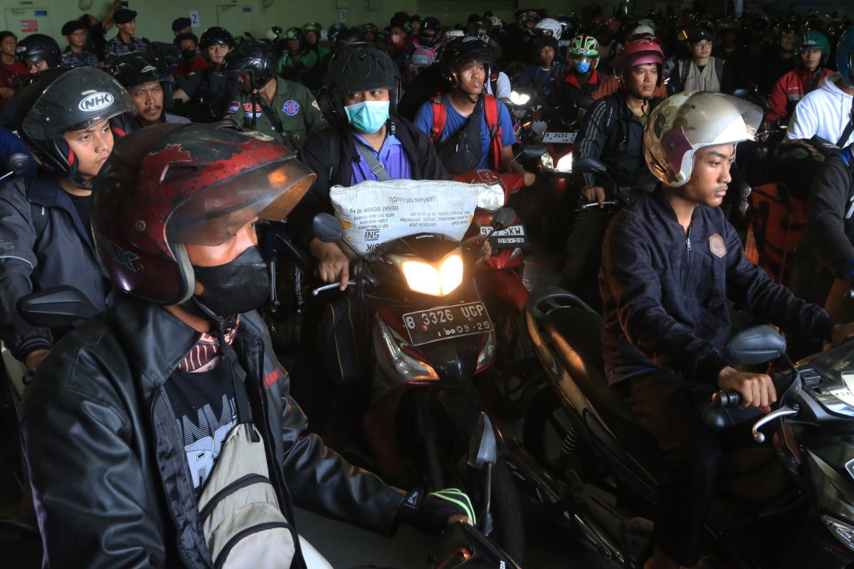 Mudik dengan sepeda motor saat Lebaran menjadi pilihan banyak pemudik karena fleksibilitas dan efisiensinya. (Nurchamim/Jawa Pos Radar Semarang)