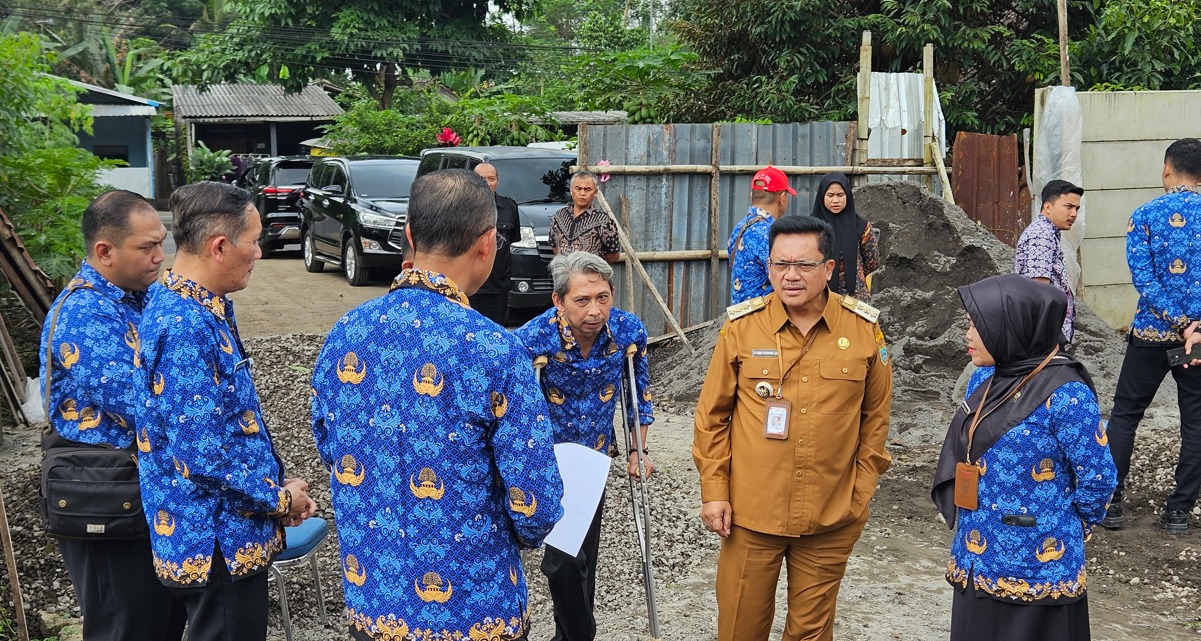 Wali Kota Salatiga dr Robby Hernawan SpOG, lakukan inspeksi Kesiapan lelang kendaraan Dinas Pemerintah Kota Salatiga Tahun 2025.
