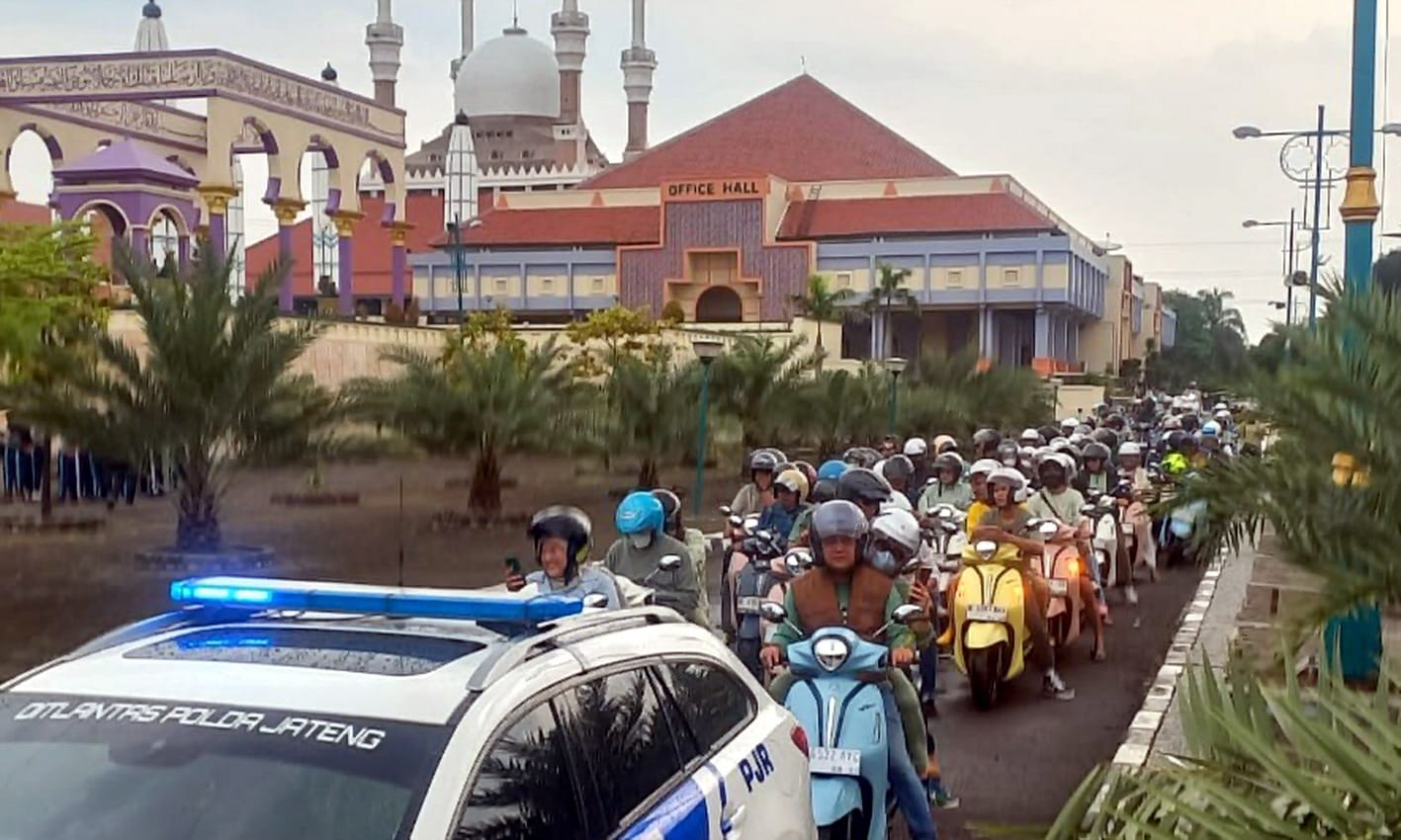 TAMPIL STYLISH-Peserta Yamaha Filano Stylish On The Road di Kota Semarang saat melanjutkan city touring dari destinasi wisata Masjid Agung Jawa Tengah.