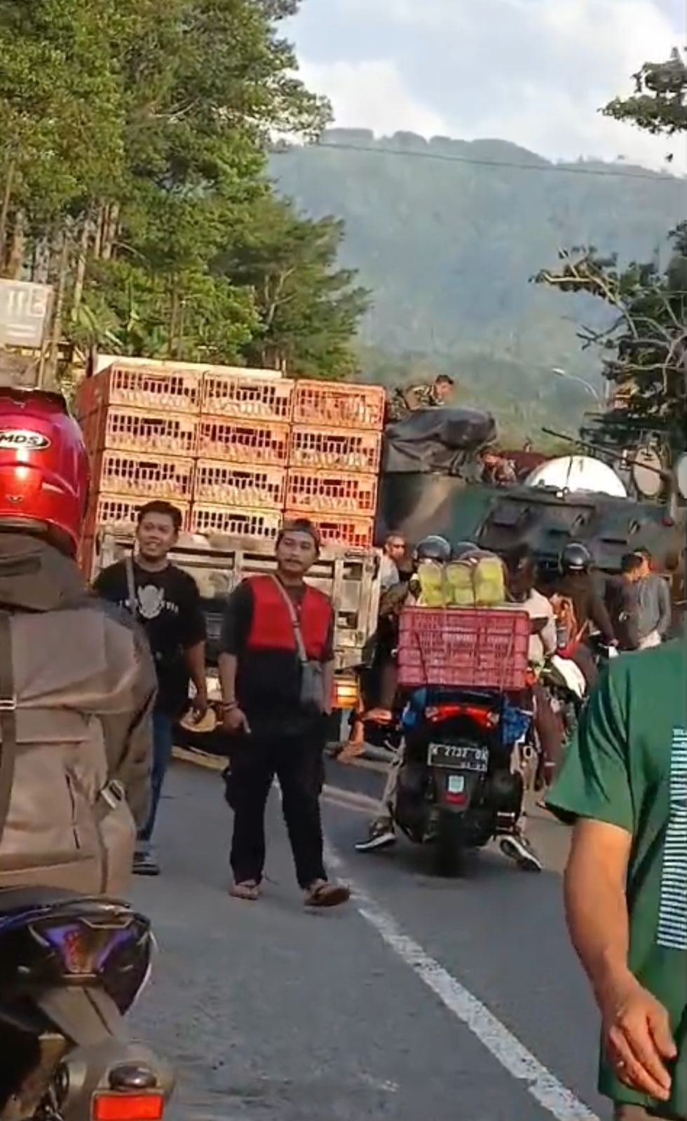Tangkapan Layar kondisi kecelakaan melibatkan mobil Rantis APC TNI di Bedono.
