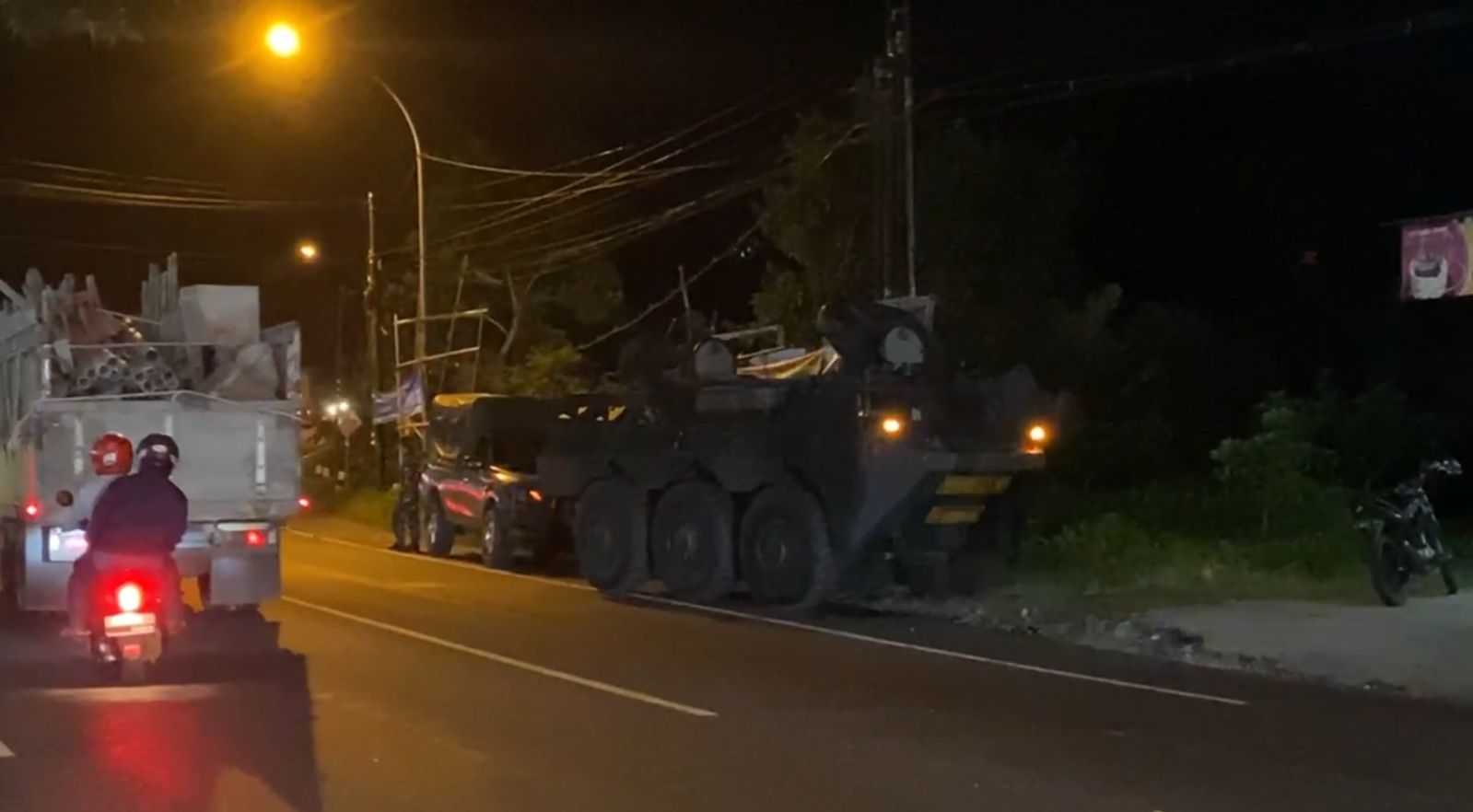 Kondisi usai kecelakaan melibatkan truk ekspedisi motor dengan rangkaian ranpur Anoa di Jalan Sugiopranoto (jalur Ambarawa-Magelang), tepatnya di depan Rest Area Bedono. Maria Novena/Radar Semarang