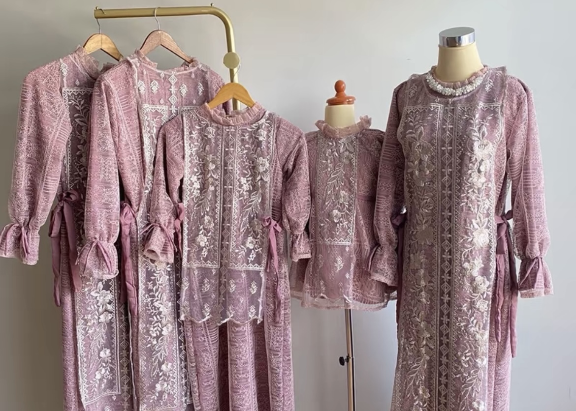 Tema baju lebaran keluarga yang serasi