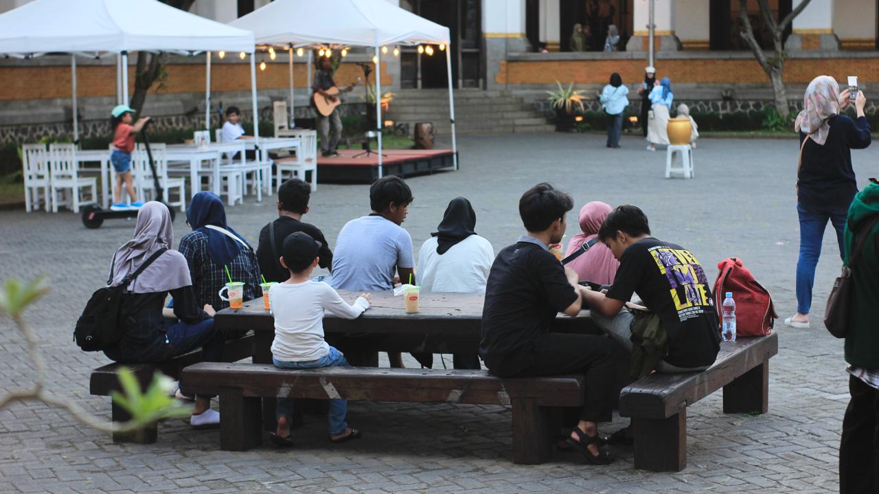 Suasana santai di destinasi wisata Jawa Tengah saat libur Lebaran, ditemani hiburan musik dan kuliner khas