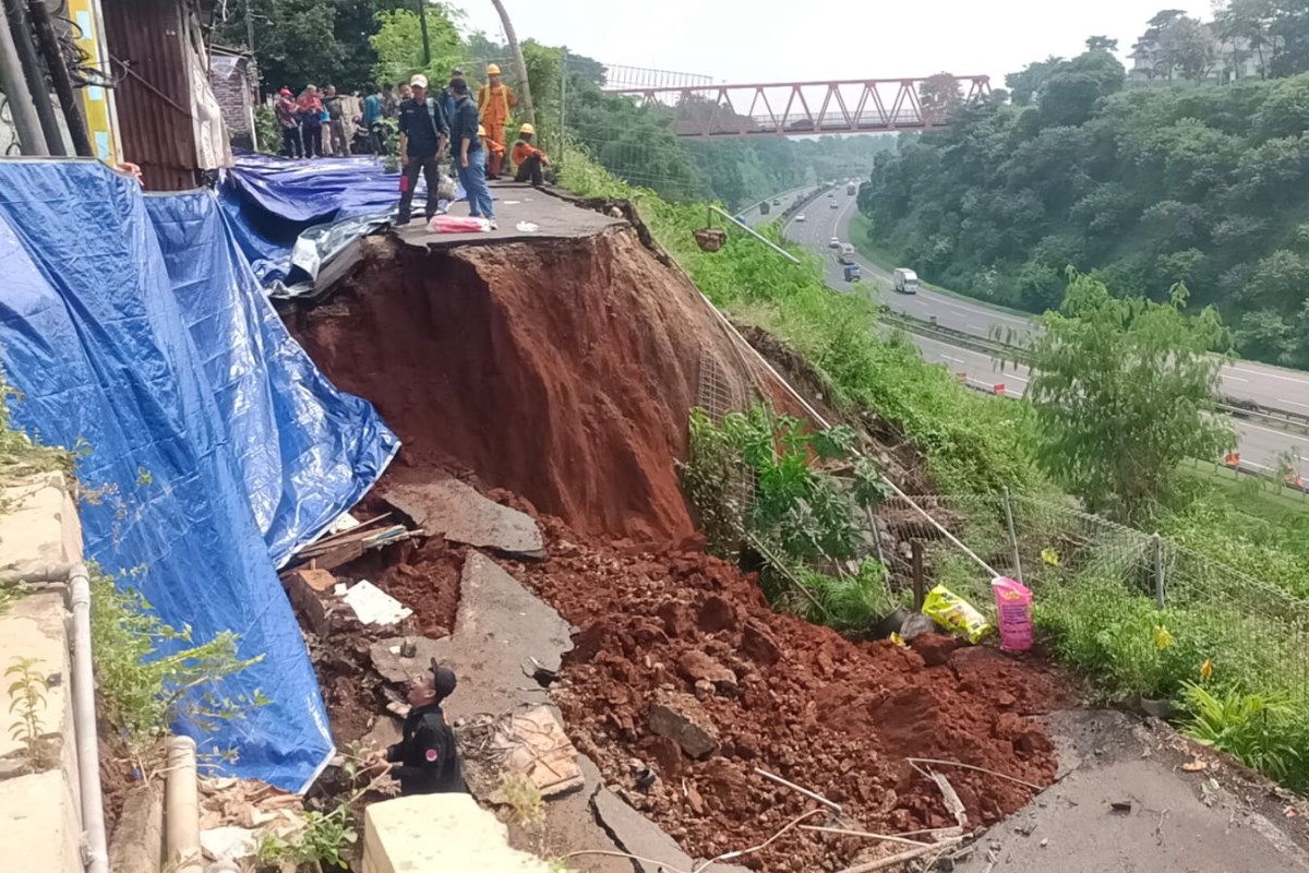 Talut jalan longsor yang merupakan perbatasan jalan tol dengan pemukiman di Jangli Krajan Kamis (20/3). FIGUR RONGGO WASSALIM/JAWA POS RADAR SEMARANG&nbsp;
