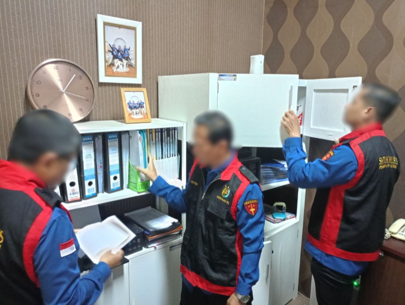 Tim penyidik Kejati Jateng saat menggeledah kantor PT CSA, Kamis (20/3/2025).