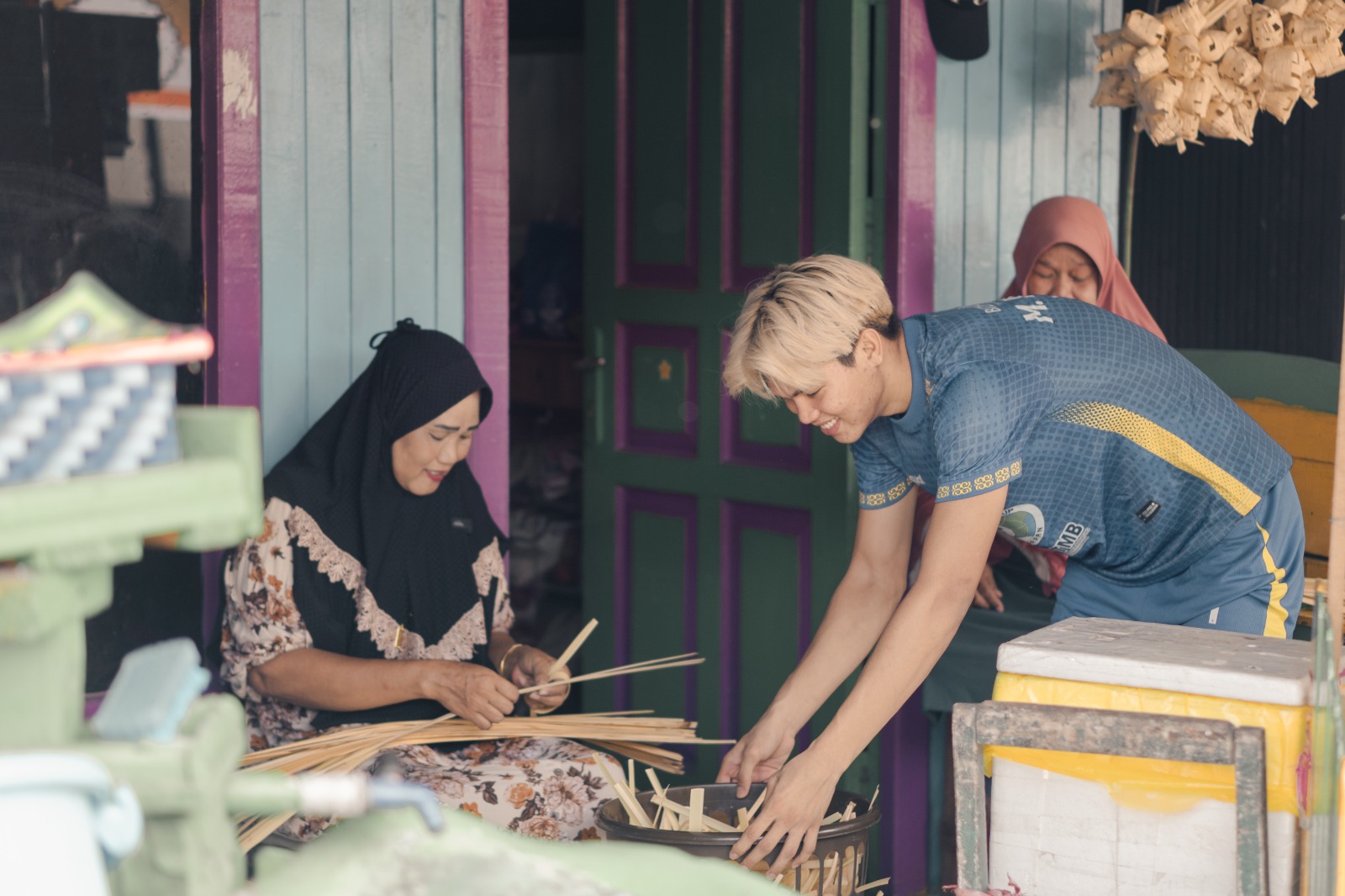 Darmawati, Ibu dari Ilham merupakan penjual kulit ketupat di Sengae, Samarinda.