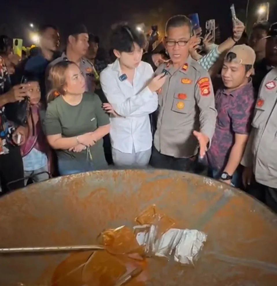 Willie Slaim kaget melihat kuali besar miliknya yang berisi daging hilang.