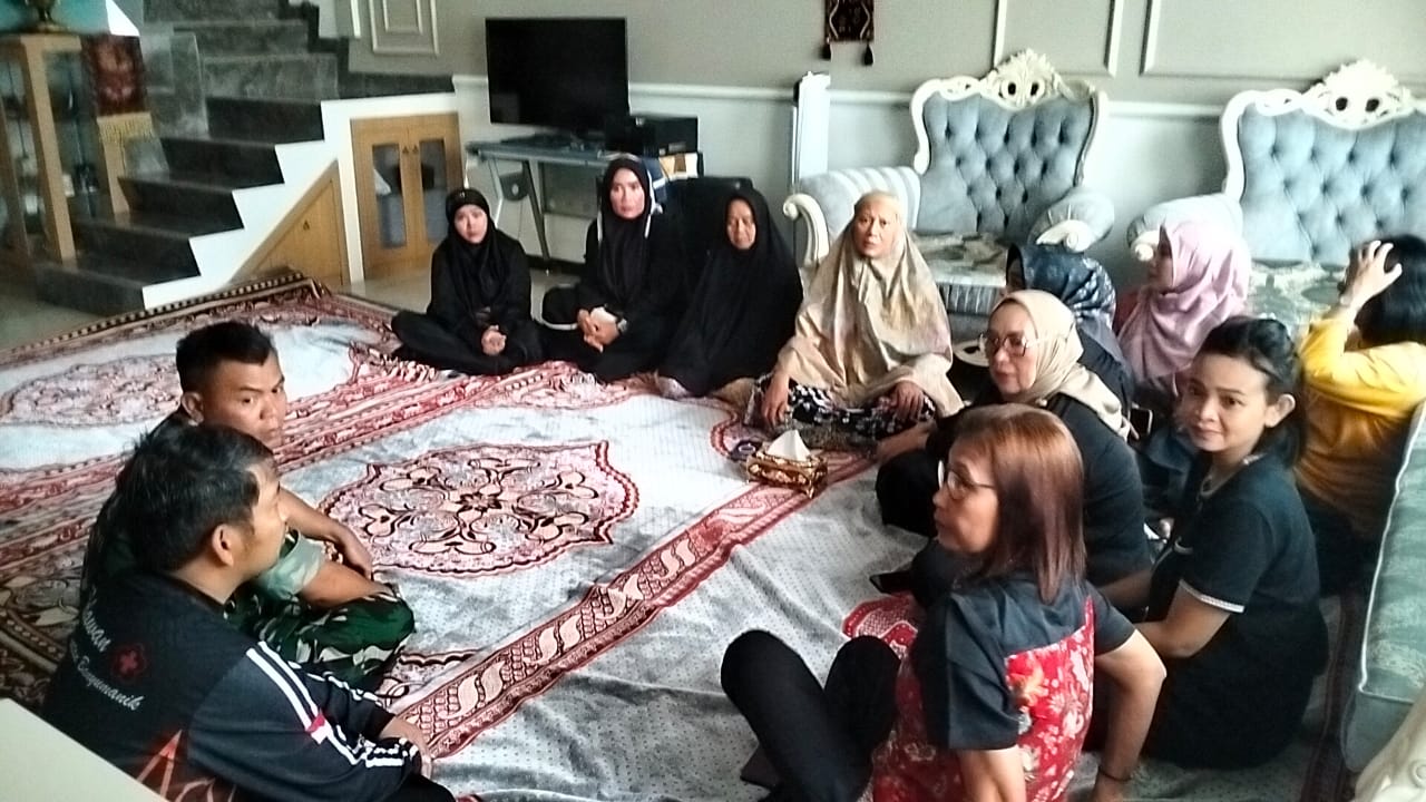 Tangis pilu Indah, kakak kandung M Dawam Mahmud saat mengenang dan kehilangan untuk selamanya, Sabtu (22/3). (Figur Ronggo Wassalim/Jawa Pos Radar Semarang)