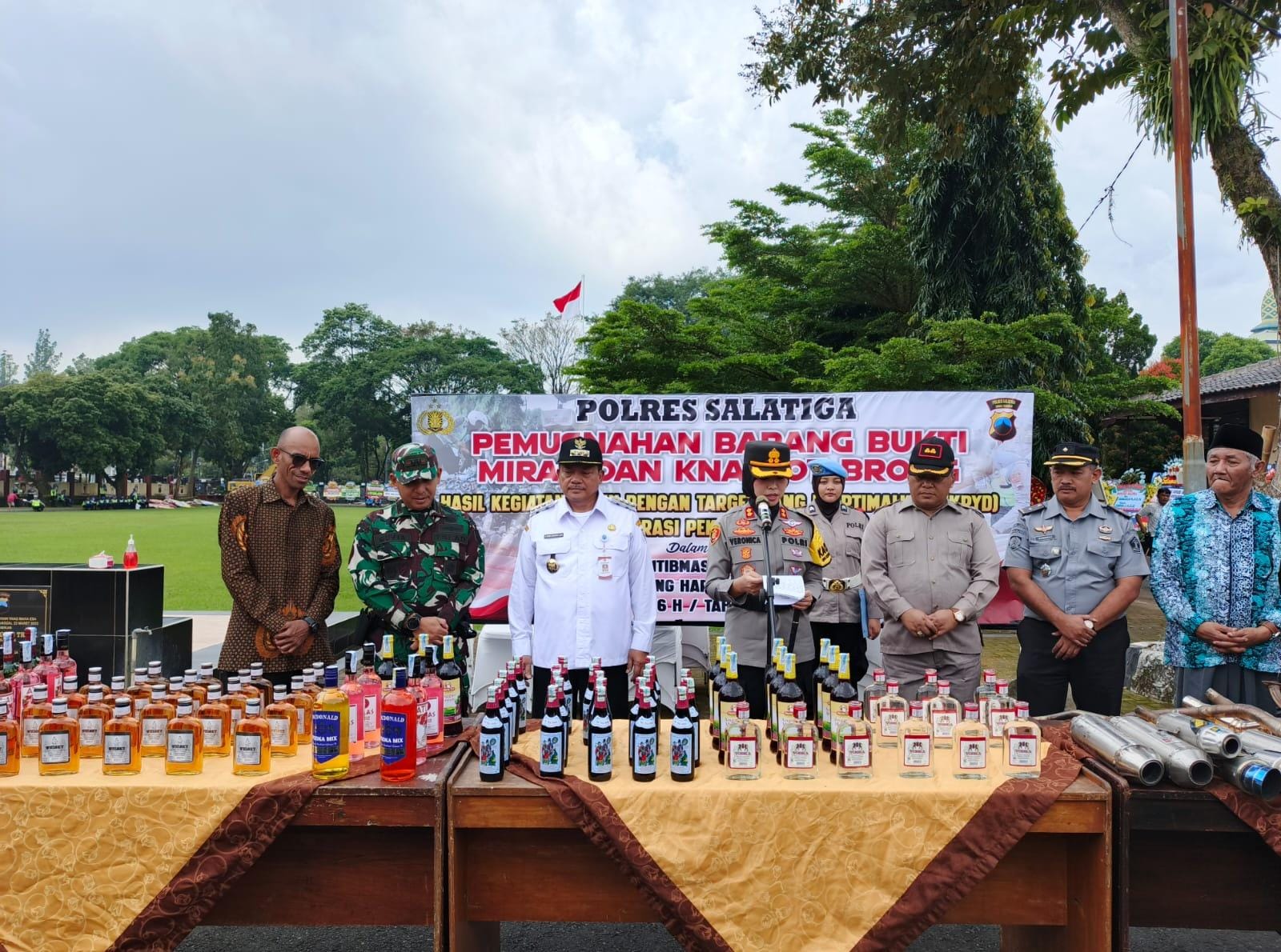 Sebanyak 2.002 botol minuman keras (Miras) dari berbagai merk dan 261 liter miras dimusnahkan Polres Salatiga, Sabtu (22/3/2025).