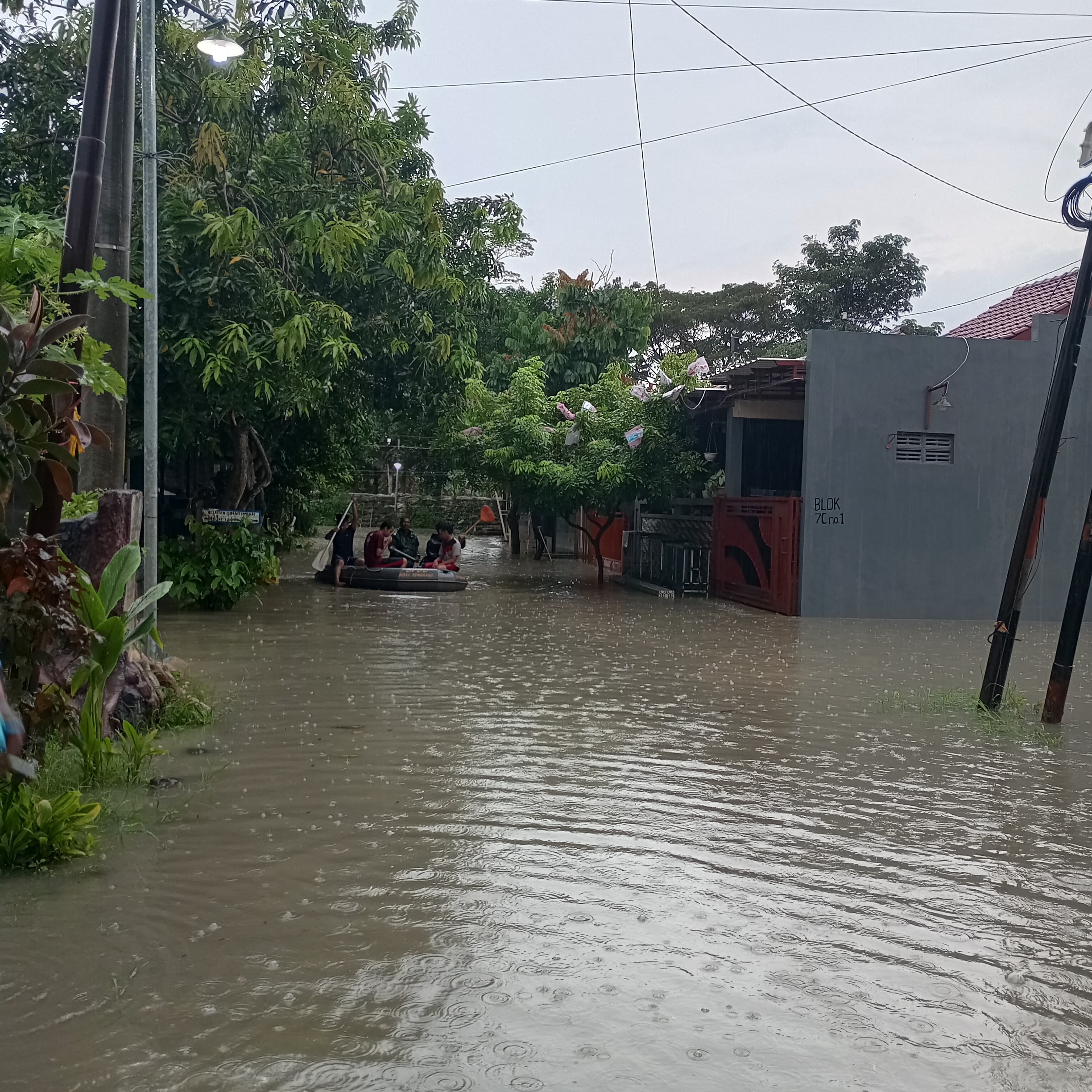 Perumahan Dinar Indah RT 6 RW 26, Kelurahan Meteseh, Kecamatan Tembalang kembali tergenang, Sabtu (22/3).
