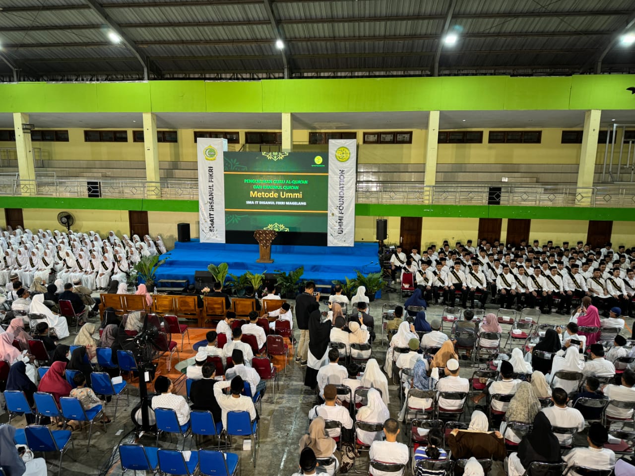 PENGUKUHAN GURU QURAN : Sebanyak 315 santri dan santriwati dari Arktik Generation SMAIT Ihsanul Fikri dikukuhkan sebagai guru Quran. Mereka diharapkan mampu mengajarkan Alquran dengan standarisasi.
