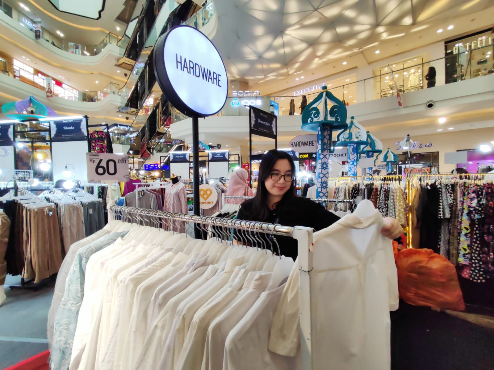 Marcomm SPV Pollux Mall Paragon Nathania Arisandy sedang mengecek persediaan barang di stan pada Event Raya Bliss.