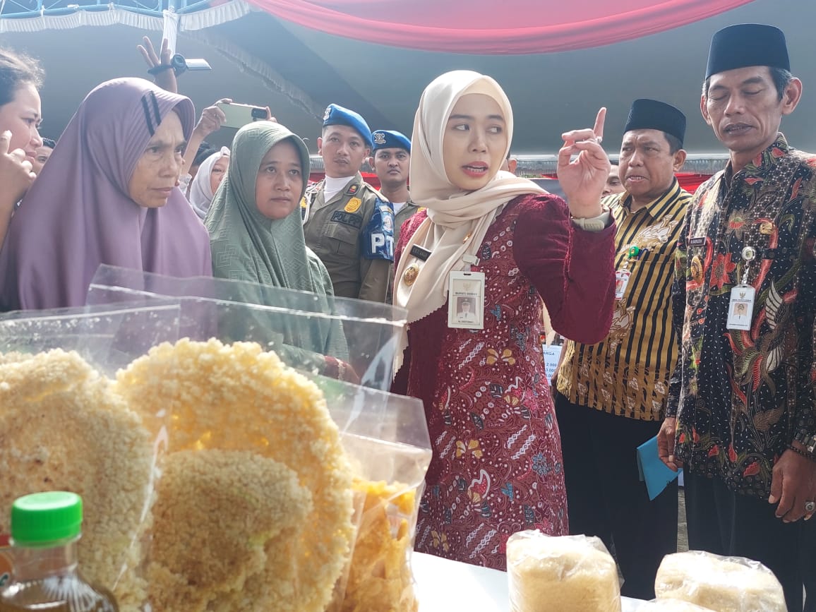 Bupati Demak dr Eistianah didampingi Kepala Dindagkop Iskandar Zulkarnain meninjau stan pasar murah. (Wahibpribadi)