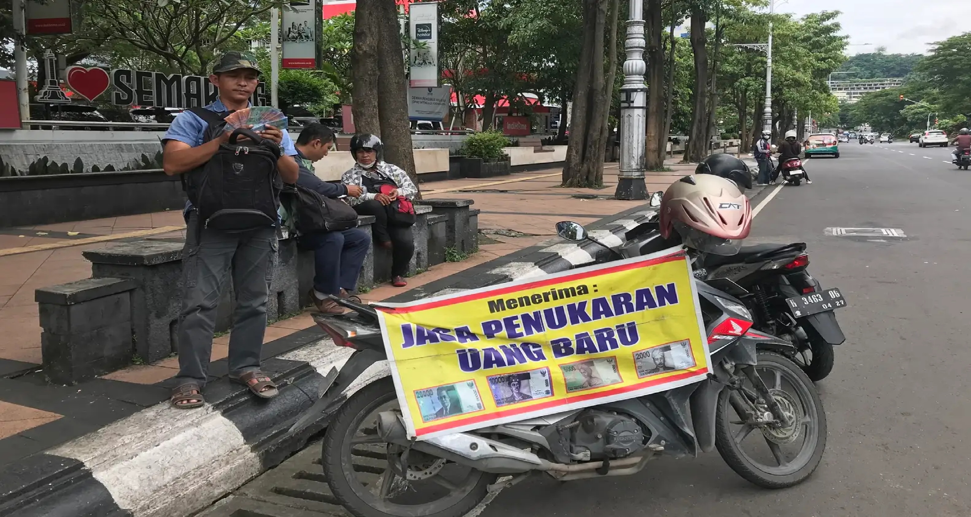 Jasa penukaran uang baru.