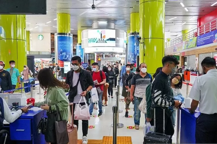 suasana mudik stasiun gambir