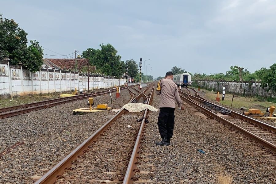 Kepolisian mendatangi lokasi kejadian di Perlintasan Jalan Stasiun Jrakah, Kota Semarang.